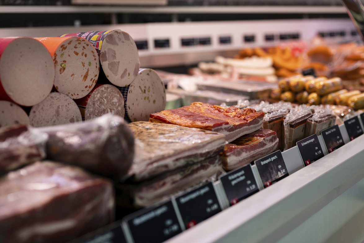 schmid_metzgerei_aufschnitt_und_gerauechertes_b010_0053_1174x783px.jpg